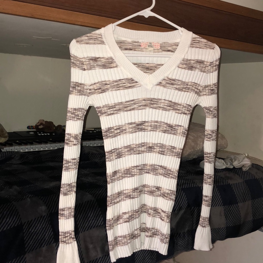 A long sleeve casual shirt